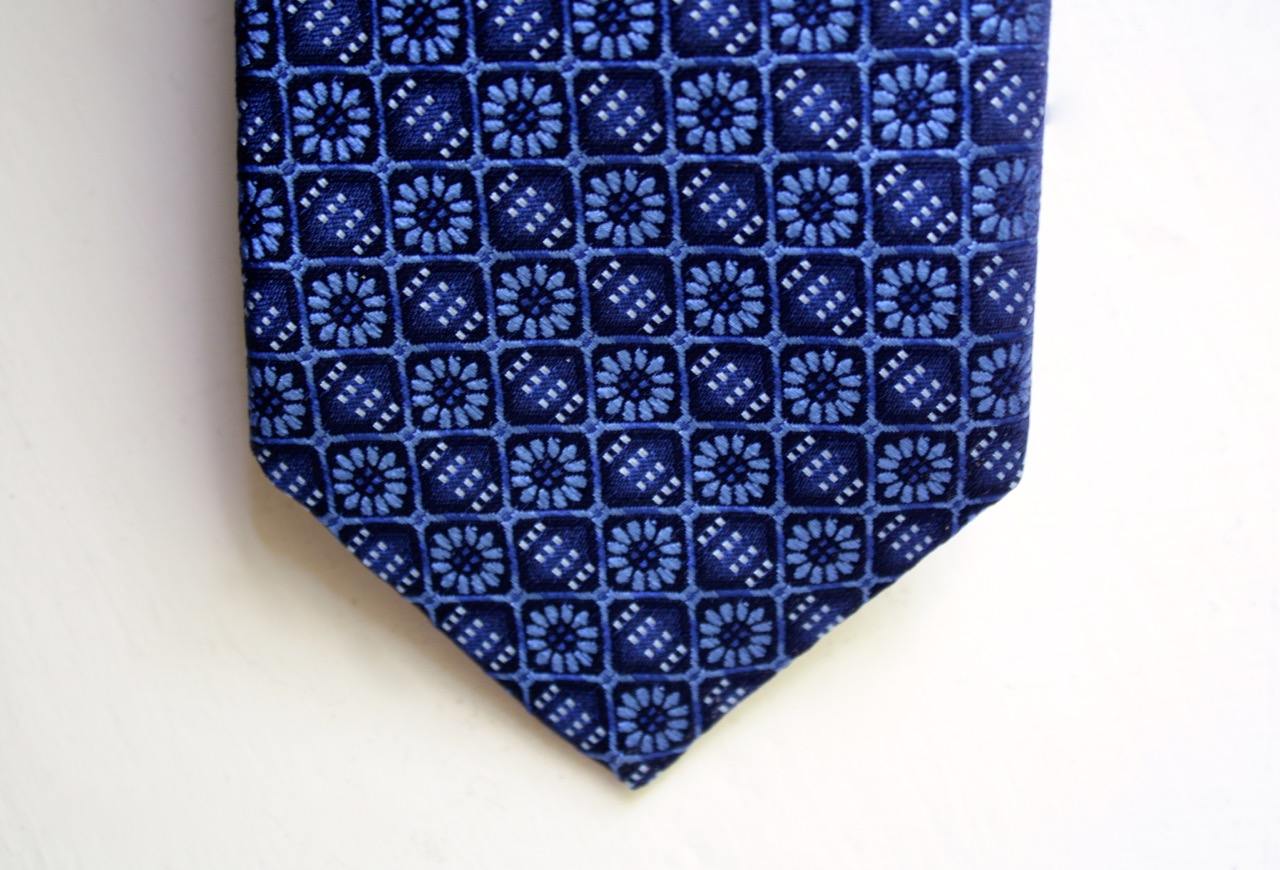 DV tie pattern close up