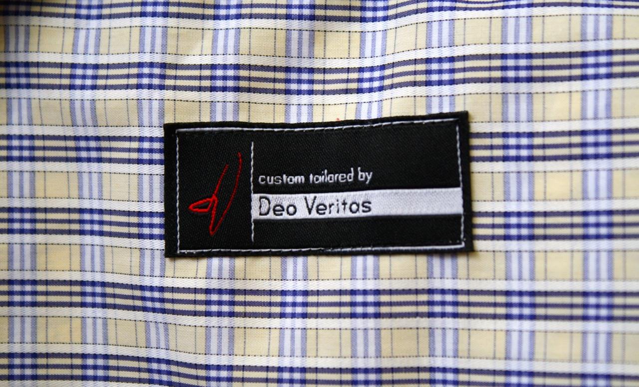 Deo Veritas shirt label