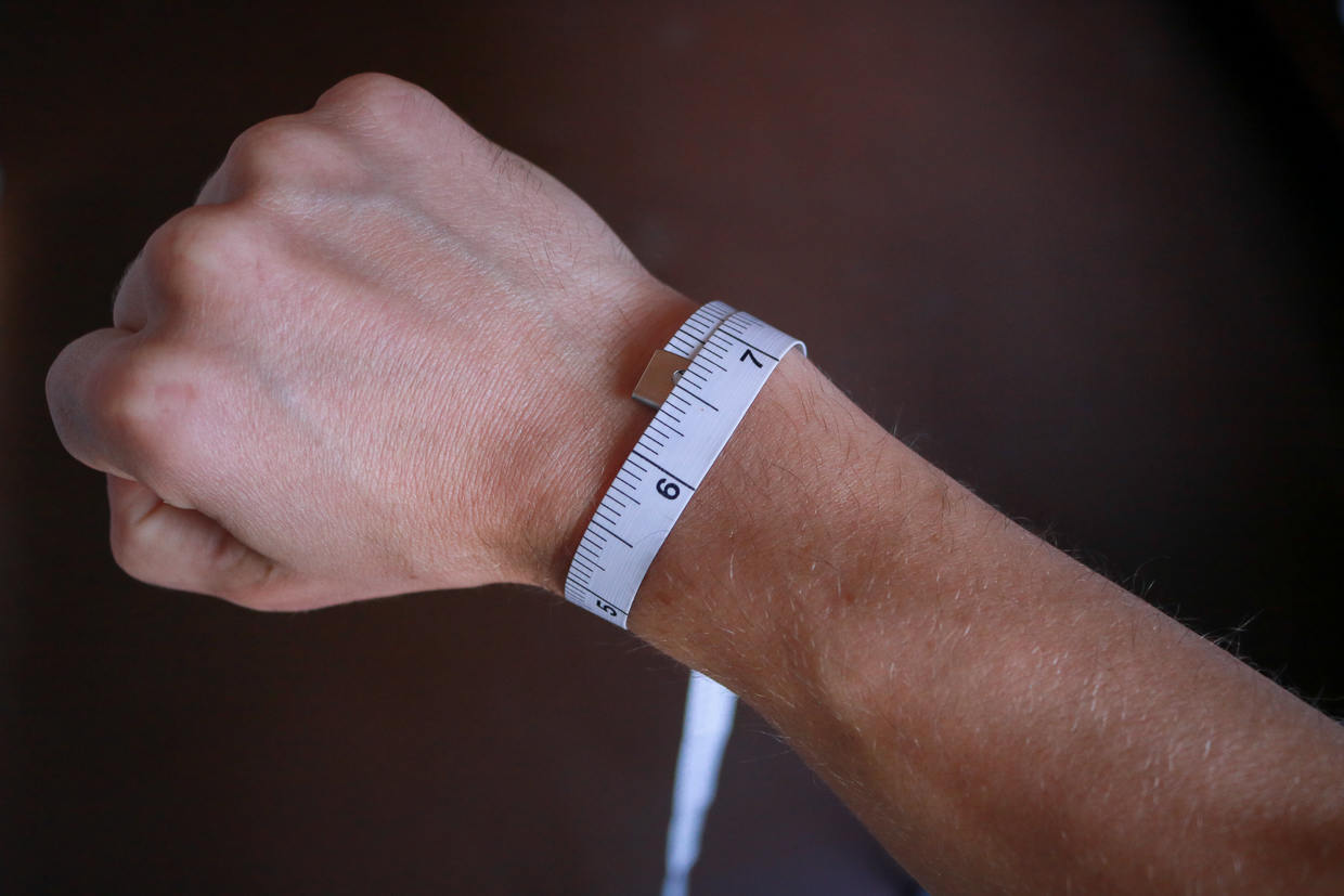 How to measure your wrist size