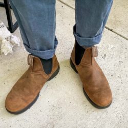Blundstone classic 550s with navy chinos front view