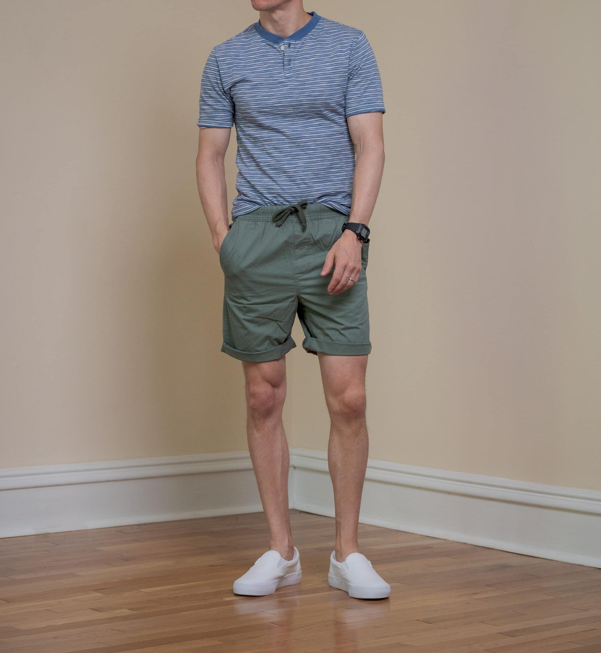 White Denim Shorts with Black Shoes Outfits For Men (8 ideas & outfits)