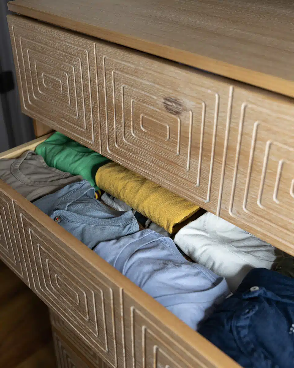 Storing t shirts in drawer