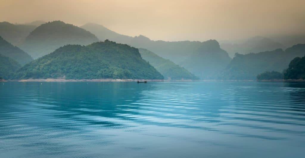 A scenic view of a lake surrounded by mountains.