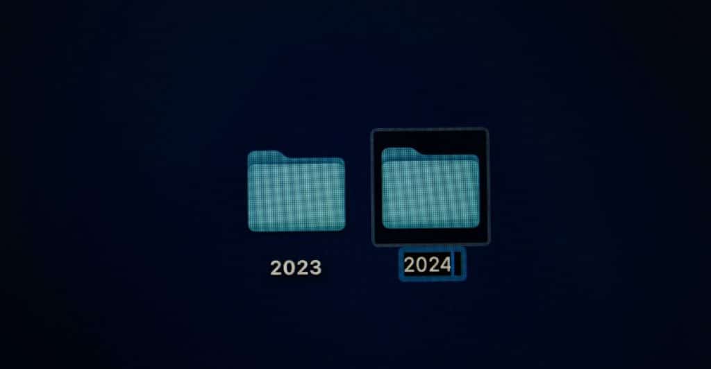Two folder icons on a dark background, labeled "2023" and "2024".