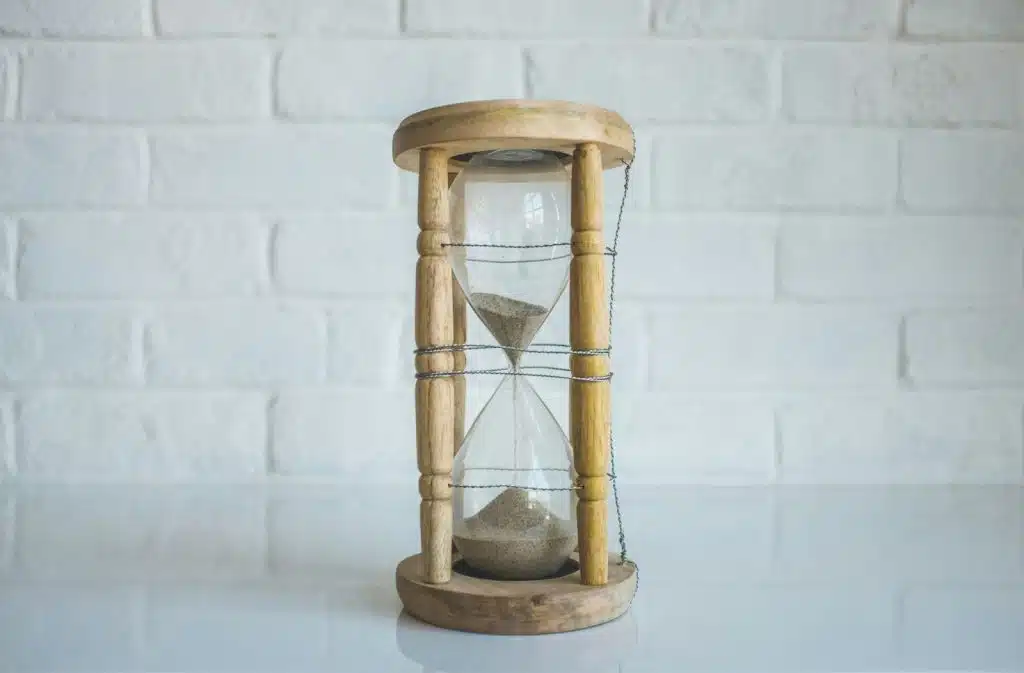 A picture of an hour glass