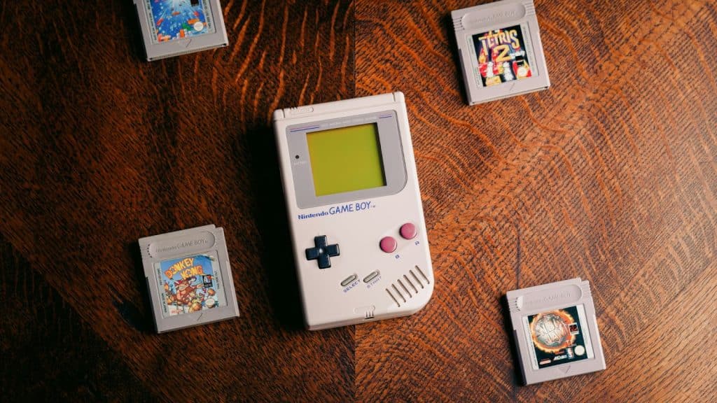 A picture of an old nintendo gameboy.