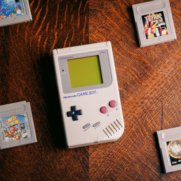 A picture of an old nintendo gameboy.
