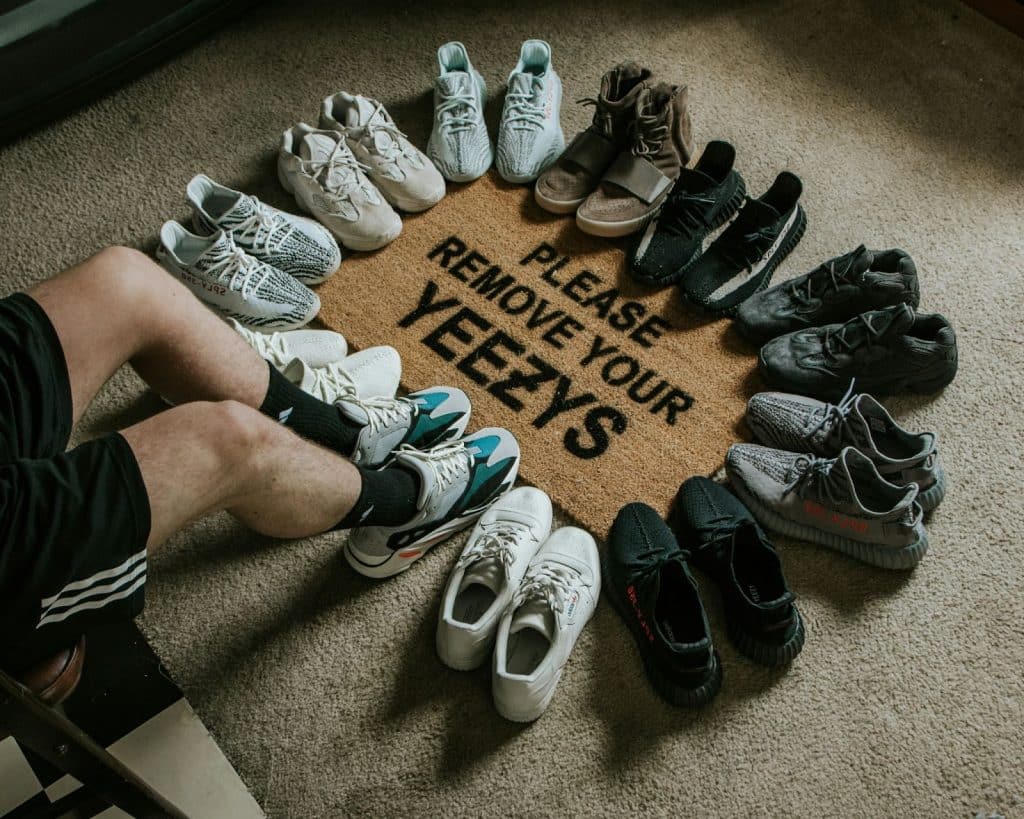 A shoes that encircle the floor mat.