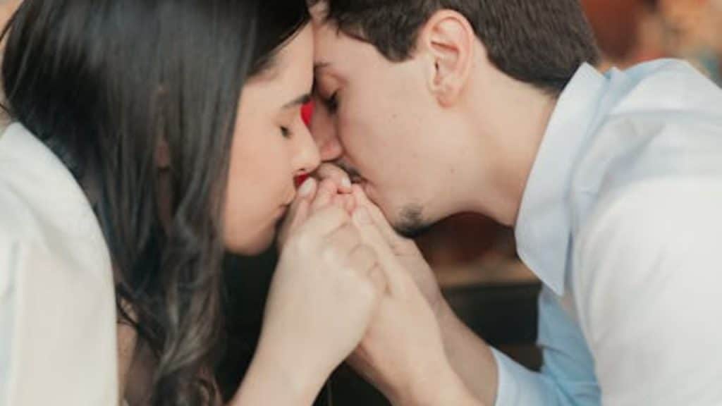 Man apologizing and having an honest conversation in a calm, respectful tone.