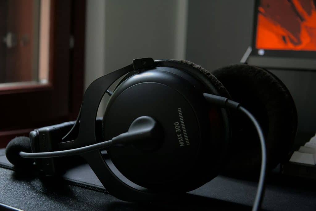 A picture of a headset on the table.