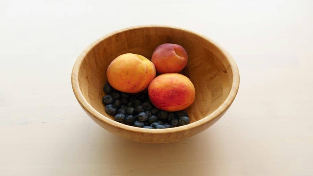 A bowl of grapes and apples.