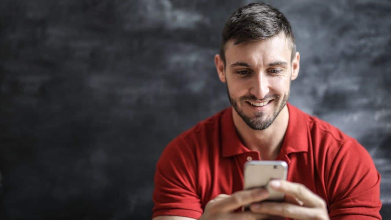Man staying connected with his partner through a casual and thoughtful check-in message.