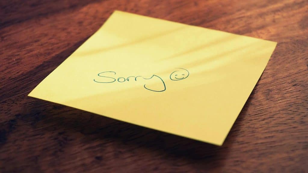 A sticky note saying “sorry”.