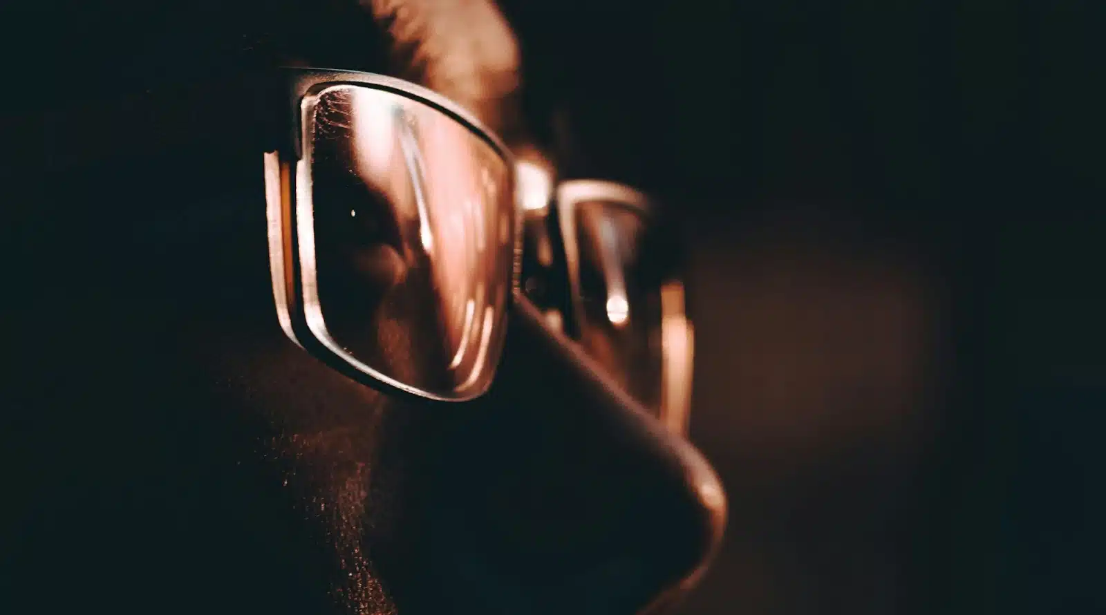 A man wearing a glasses.
