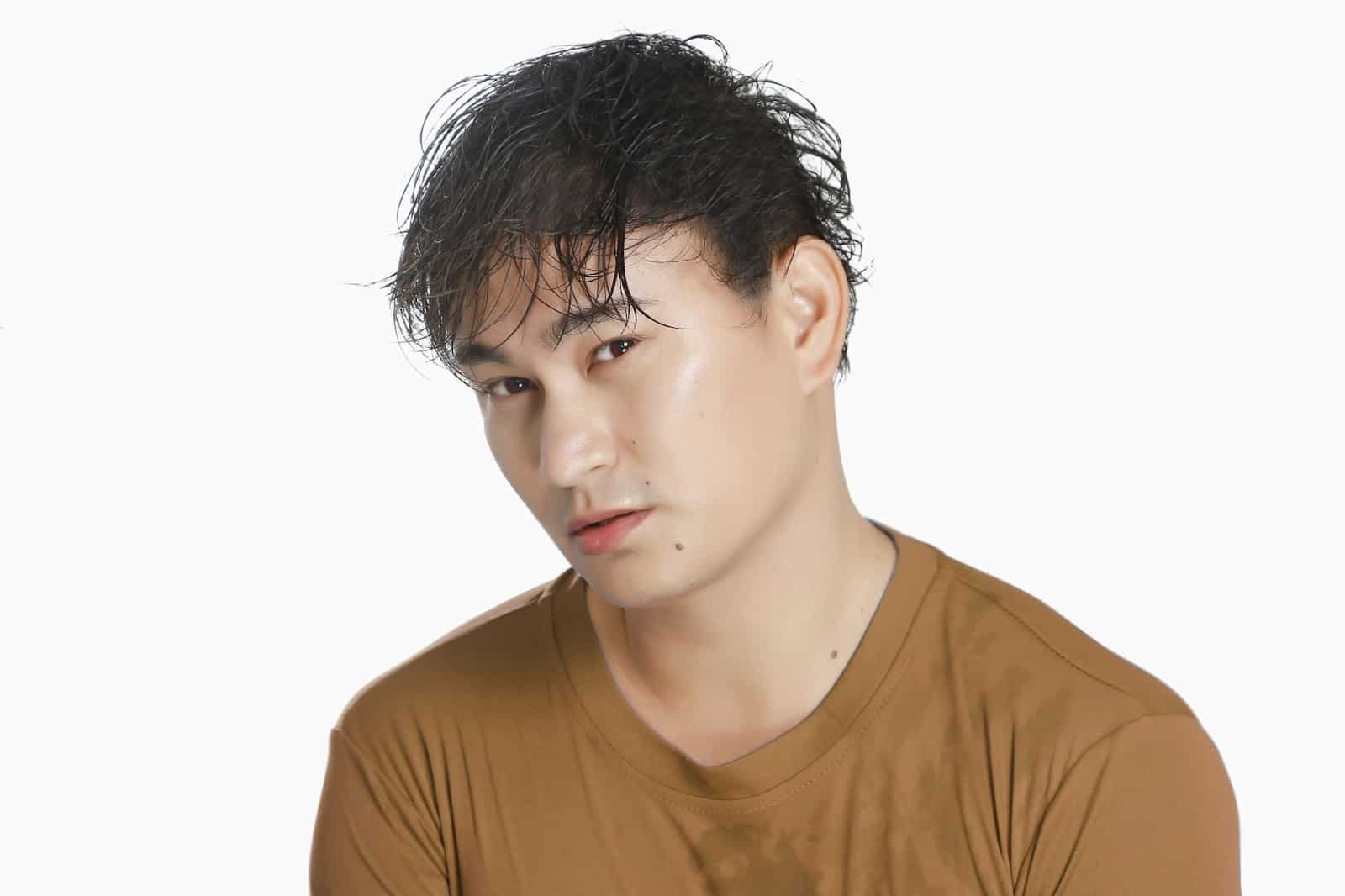 A picture of a man with a thin hair.