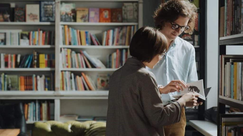 Woman discussing her hobby of reading while the man listens with interest