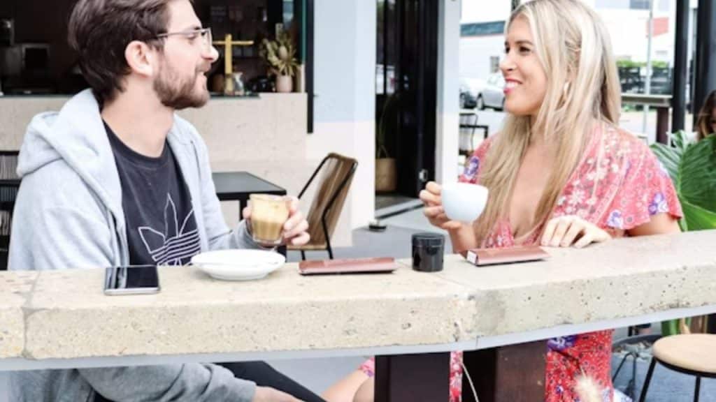 First date over coffee between a man and a woman in an outdoor café.