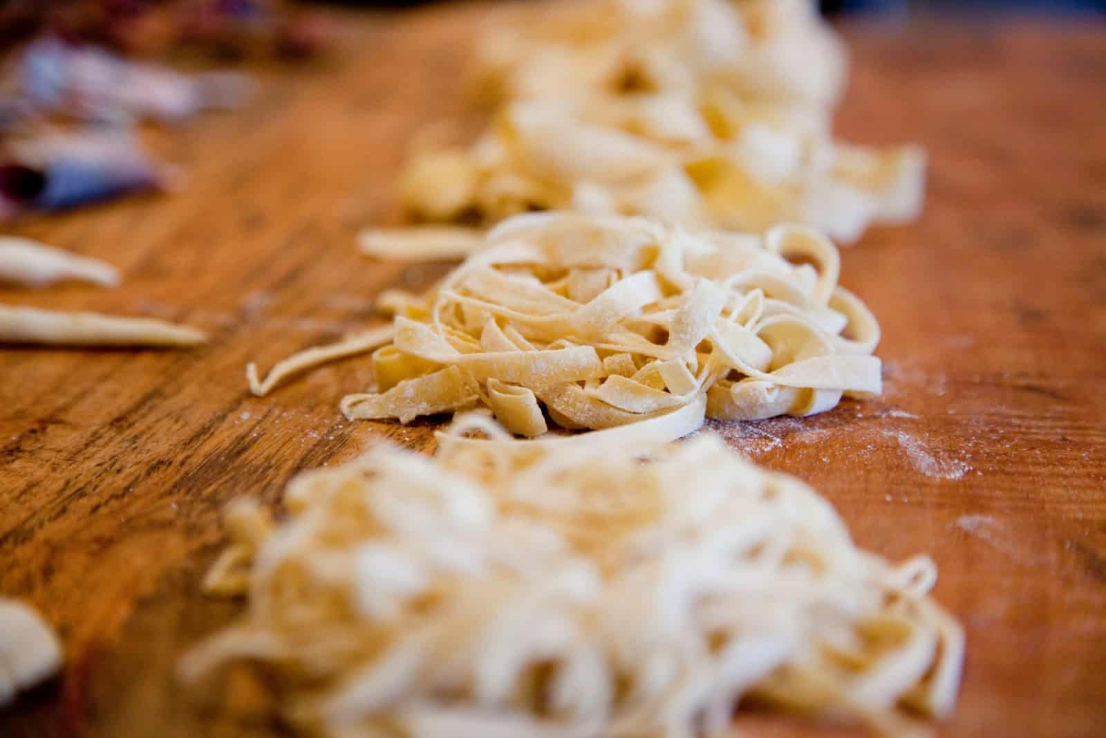 A picture of a freshly made pasta noodles.