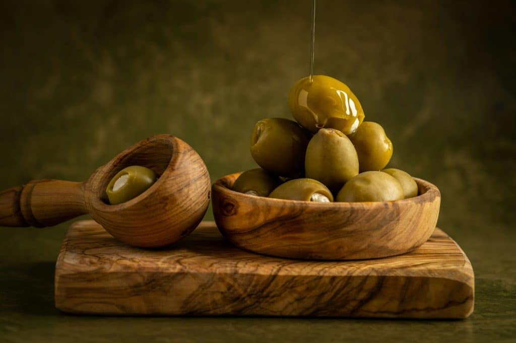 A picture of olive and olive oil.