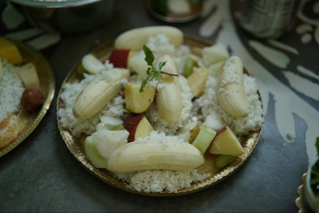 A picture of ricecakes and banana.