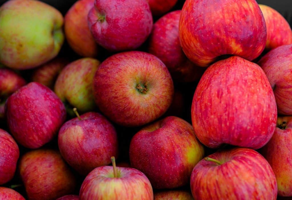 A close-up picture of apples.