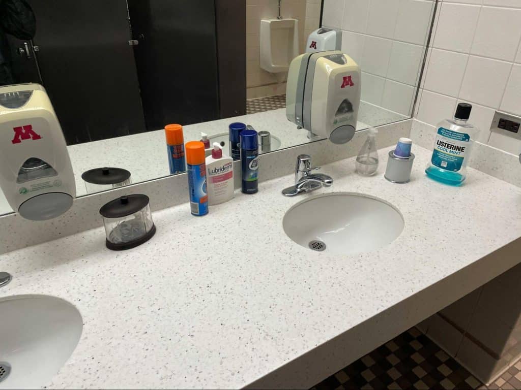 A picture of a clean bathroom.