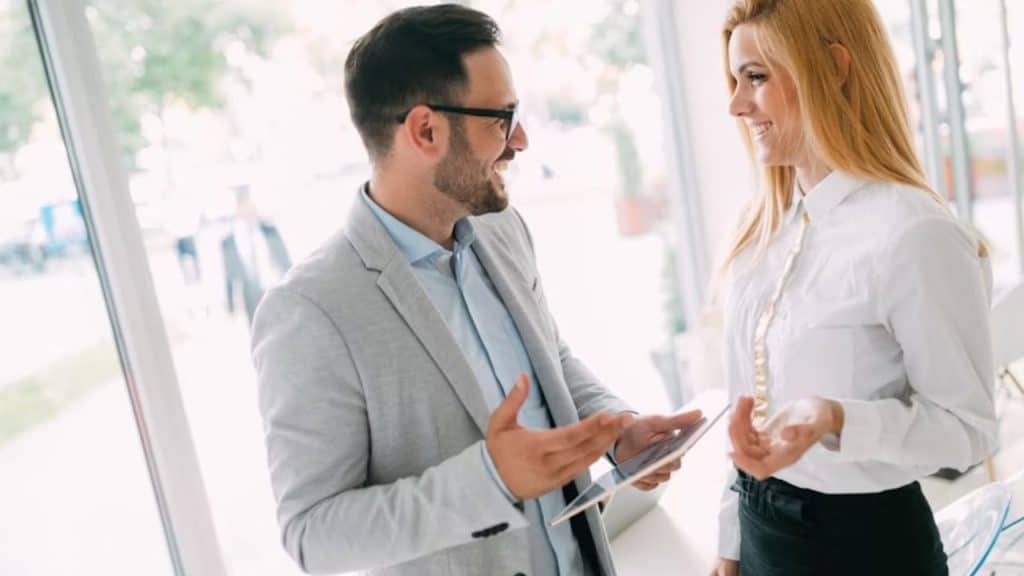 Man using a natural conversation starter instead of a pick up line