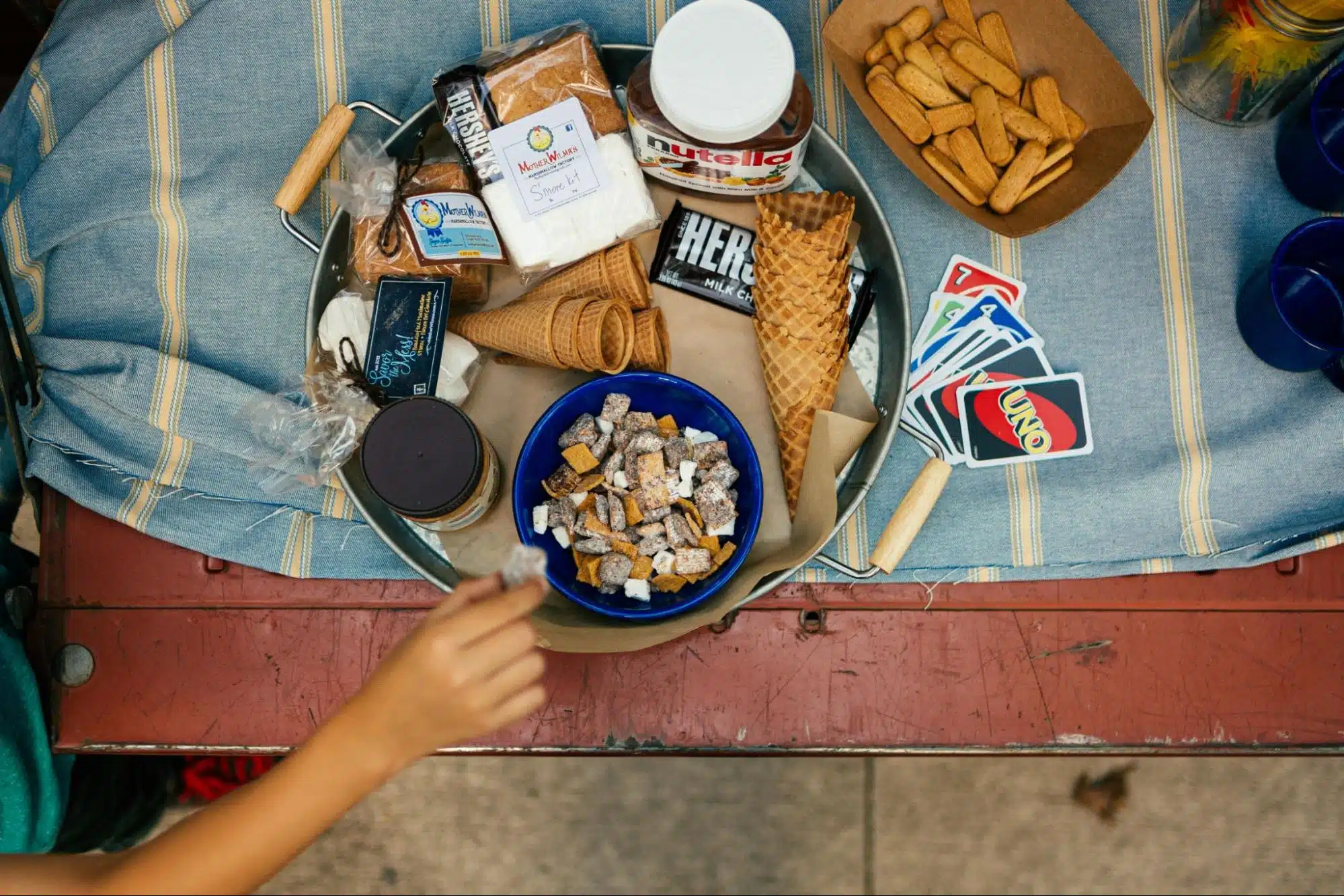 A picture of snacks on the tray.