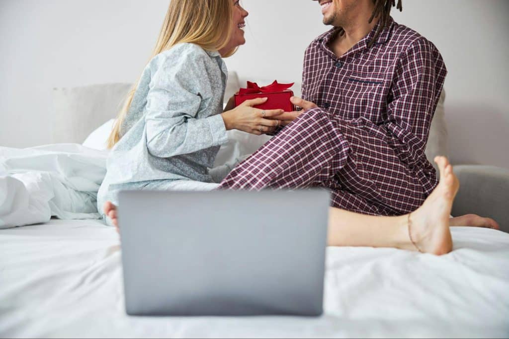 A man and woman on the bed and having a discussion.