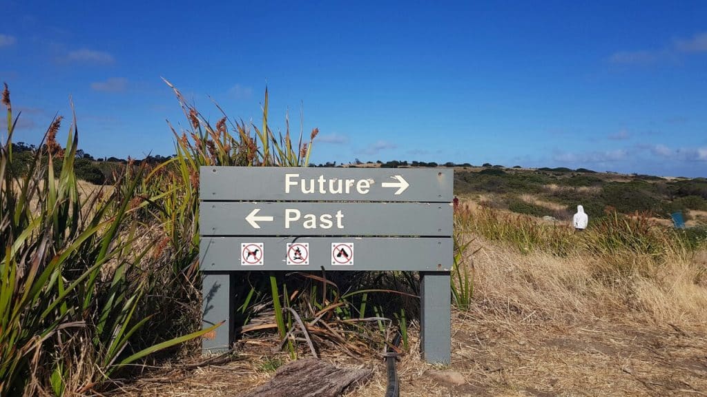 A sign saying future and past