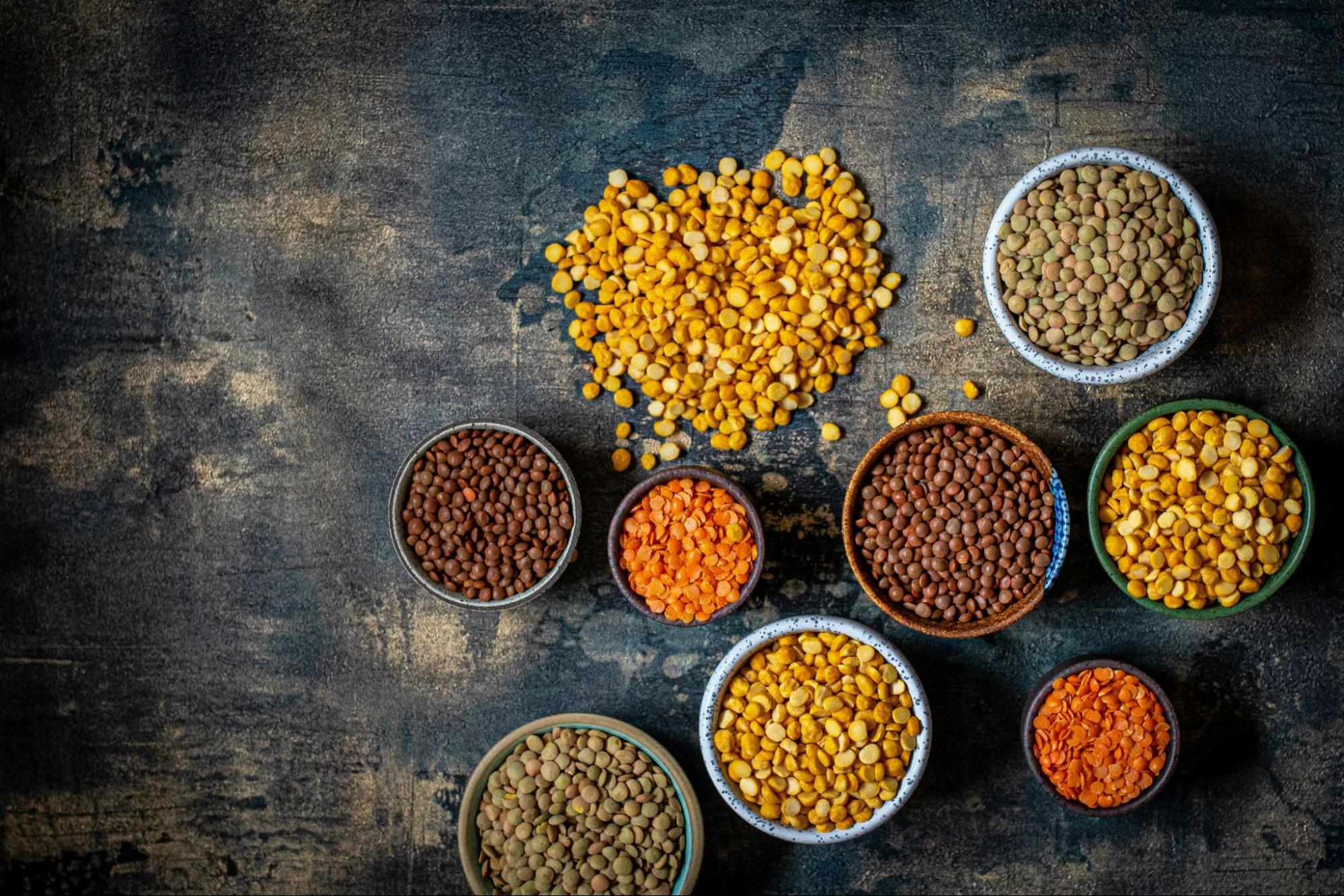 A picture of lentils with different colors.
