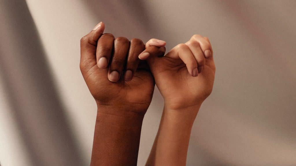 Two hands doing the pinky promise