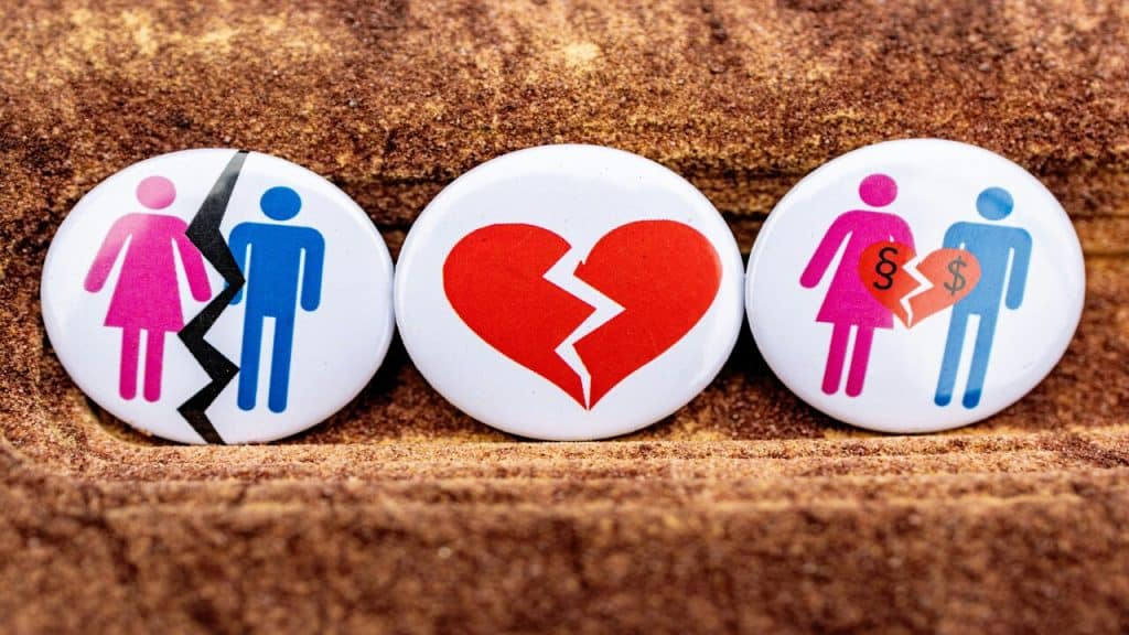 Button pins depicting divorce