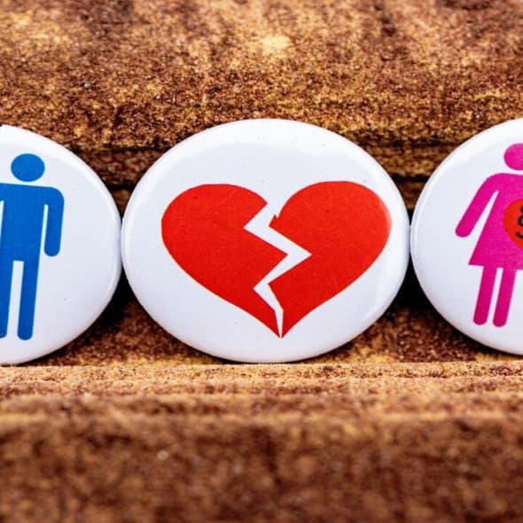 Button pins depicting divorce