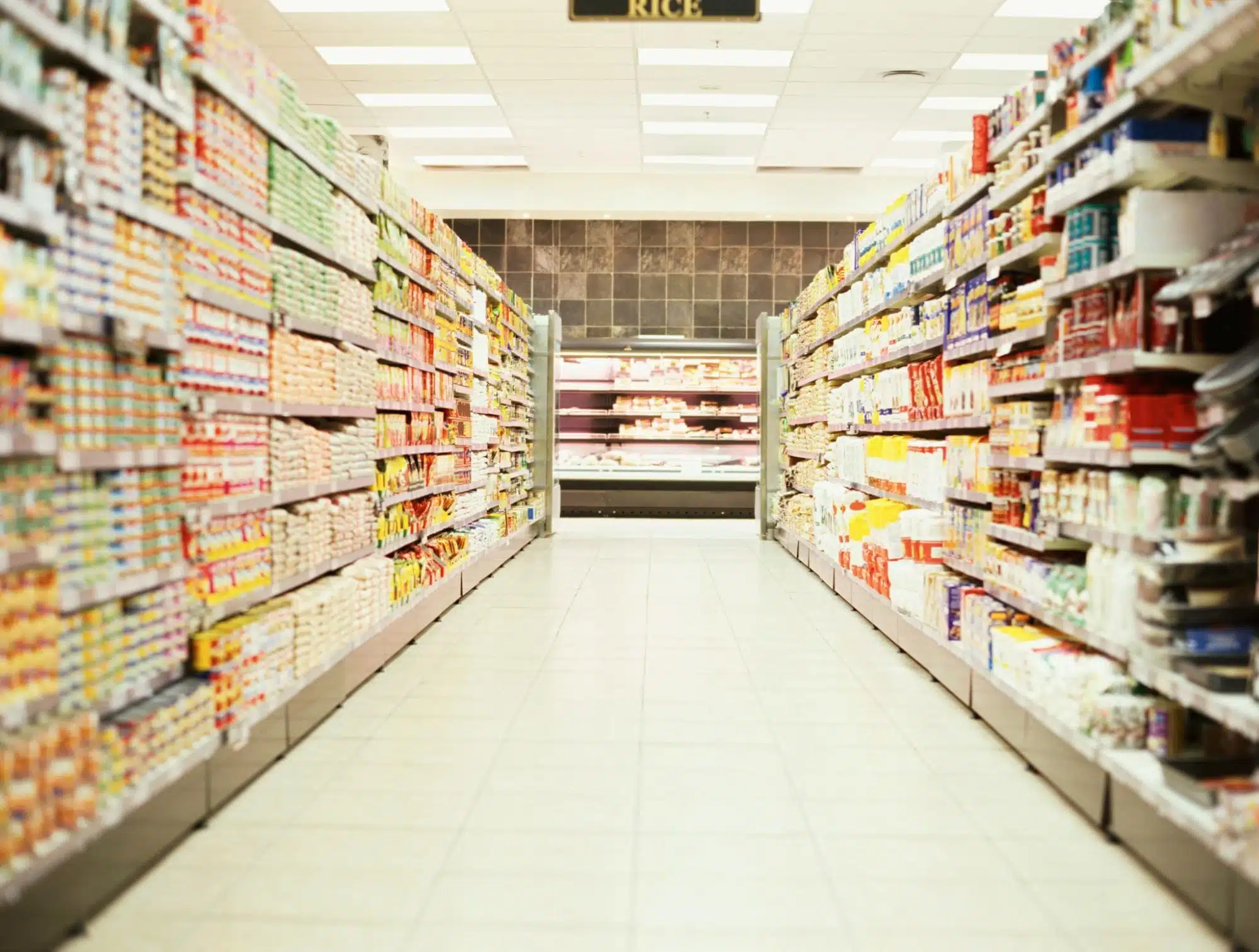 A picture of an isle of grocery store.