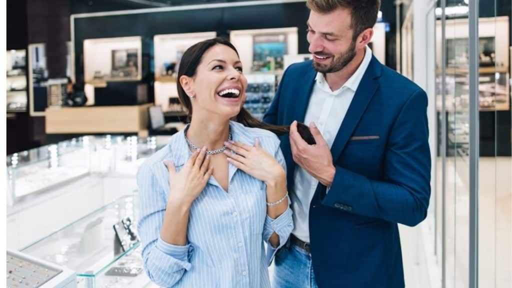 A man complimenting a woman’s unique accessory during a chat