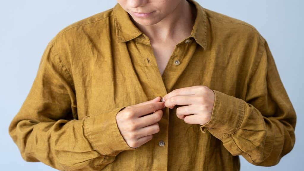 A person wearing a wrinkled shirt