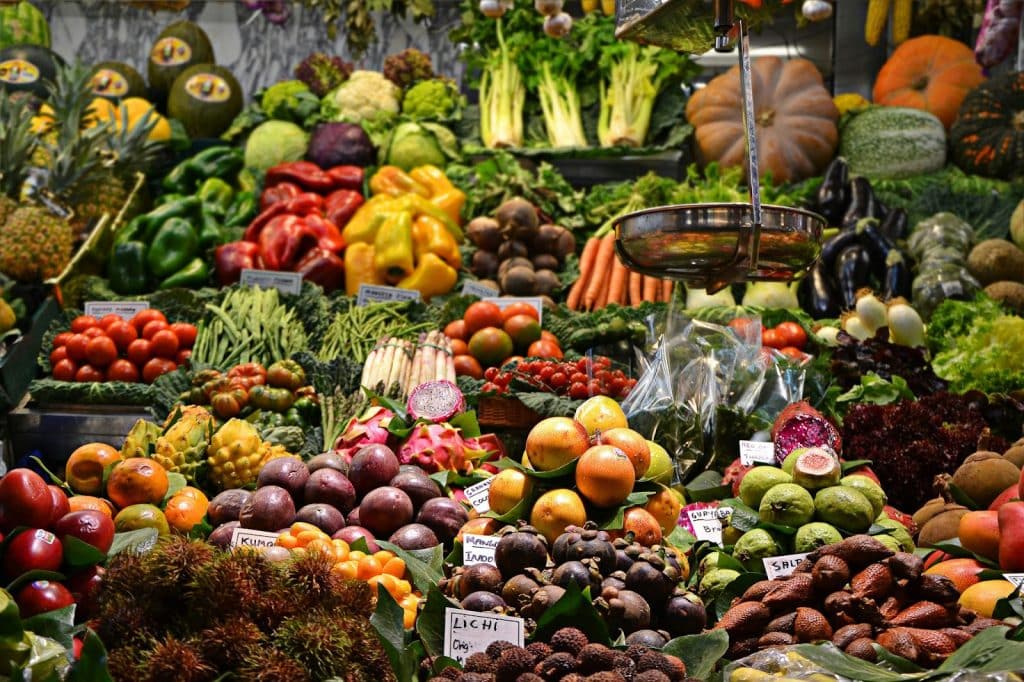 A picture of fruits and vegetables in the market 