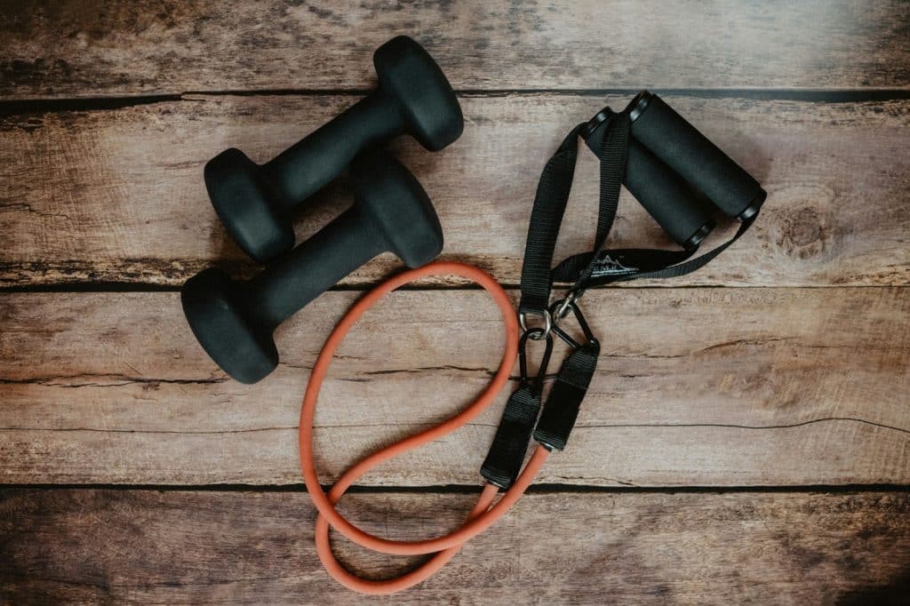 A picture of a barbell and resistance band