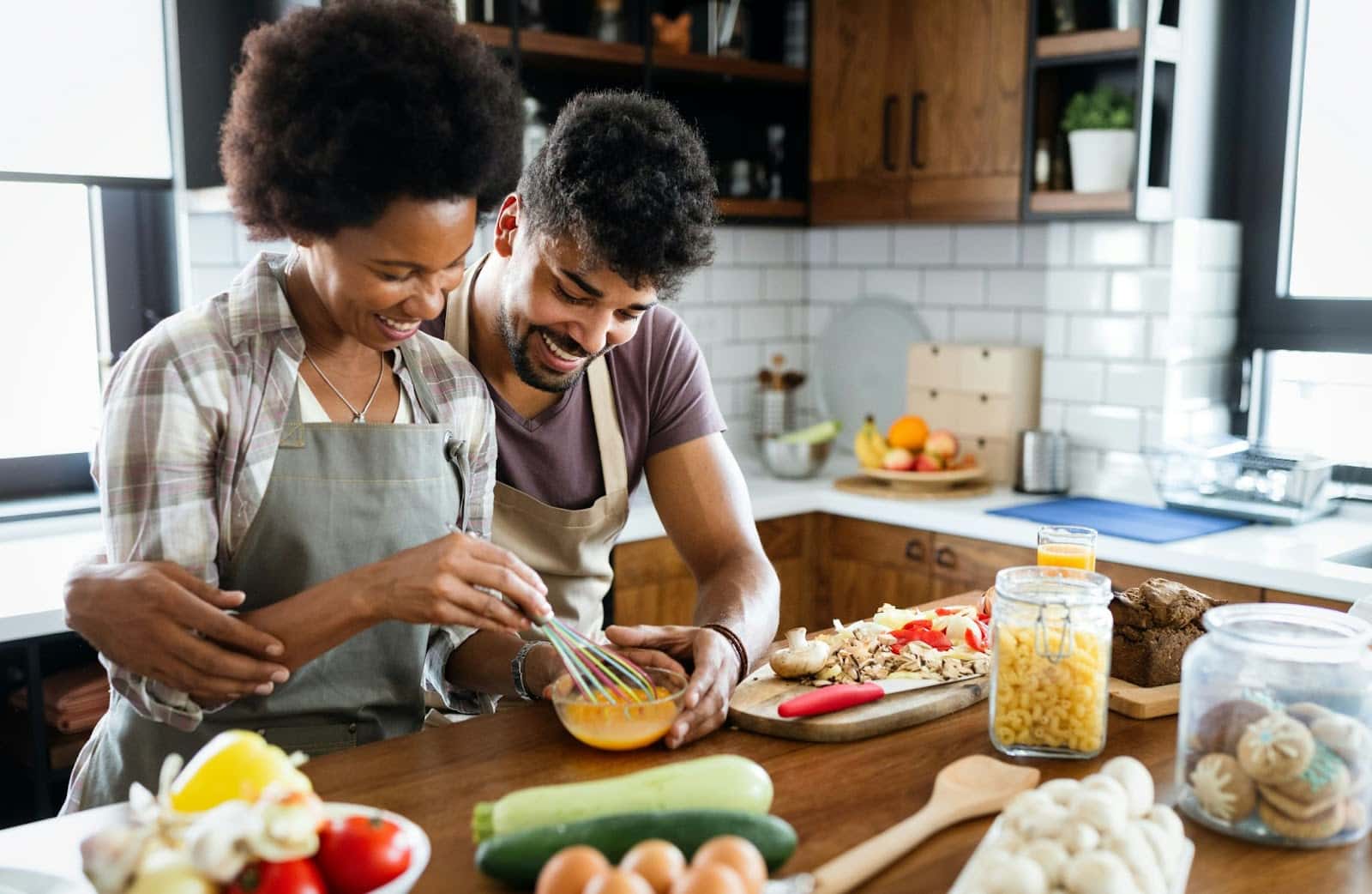 A couple cooking at the kitchen.