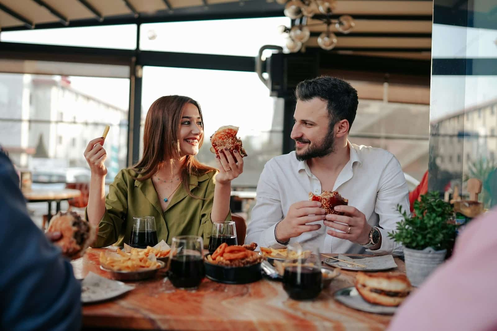 A man and woman at the restaurant.