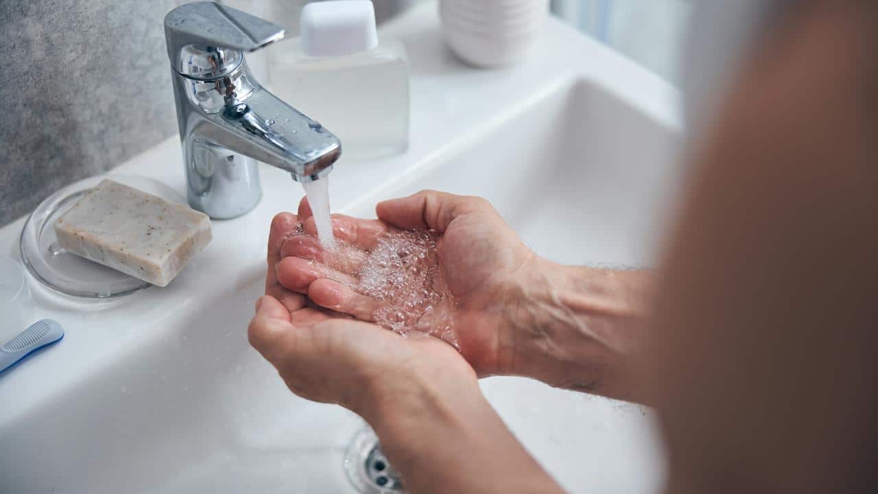 ©Getty Images/Unsplash.comA person washing hands under running water in a sink.