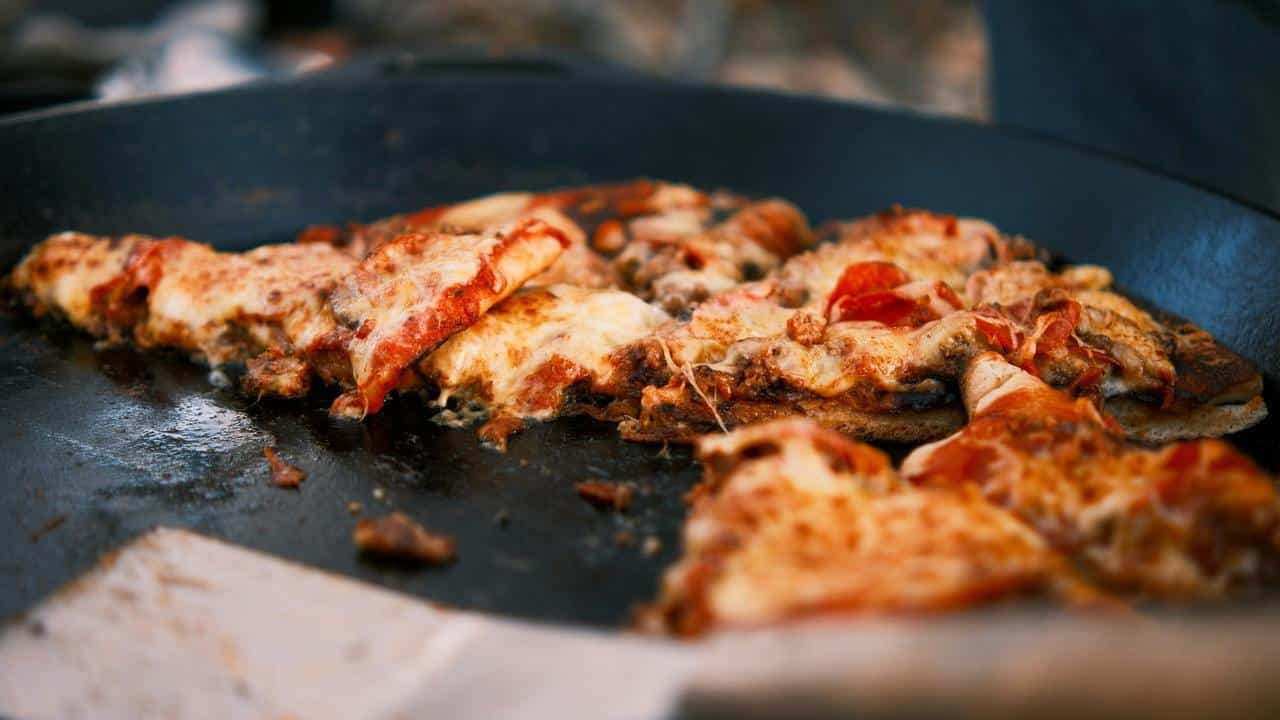 A pan of pepperoni pizza slices.