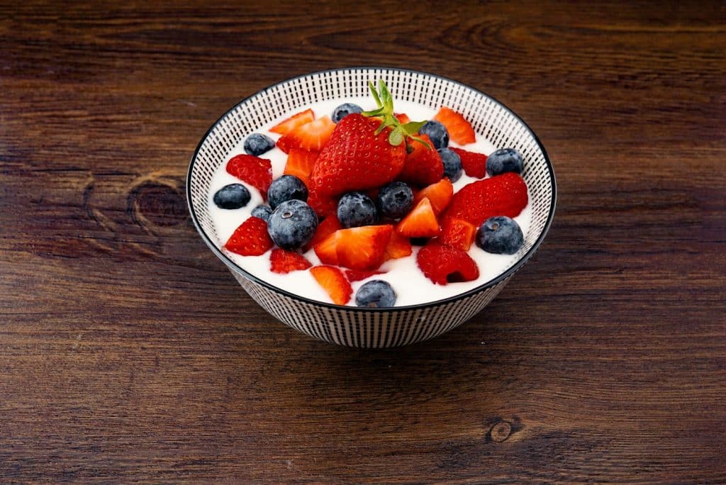 A picture of greek  yogurt with fruits
