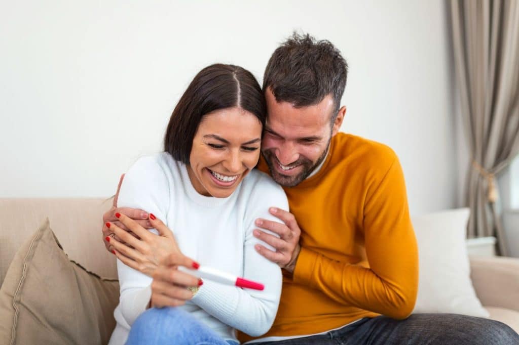 A woman surprised husband with pregnancy test result