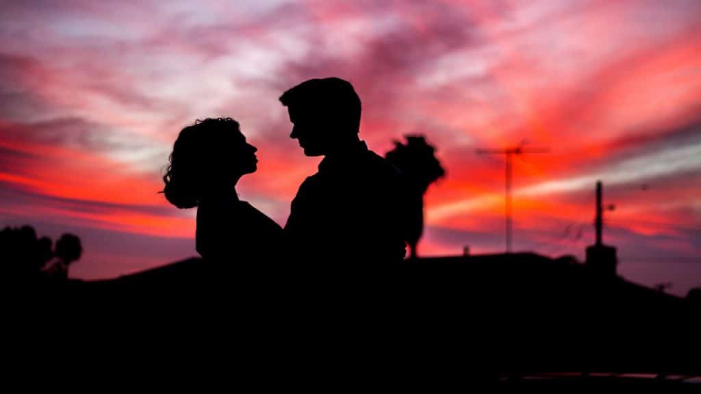 A couple’s silhouette at dusk