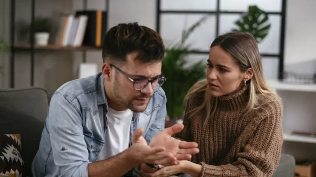 Man with tense posture during a conversation with a woman