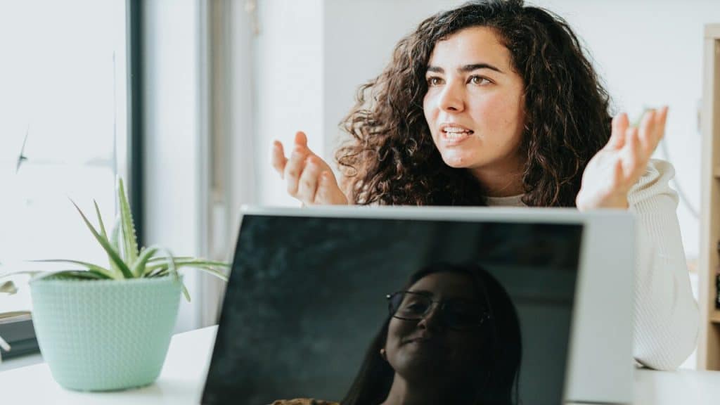 A woman explaining something to her colleague