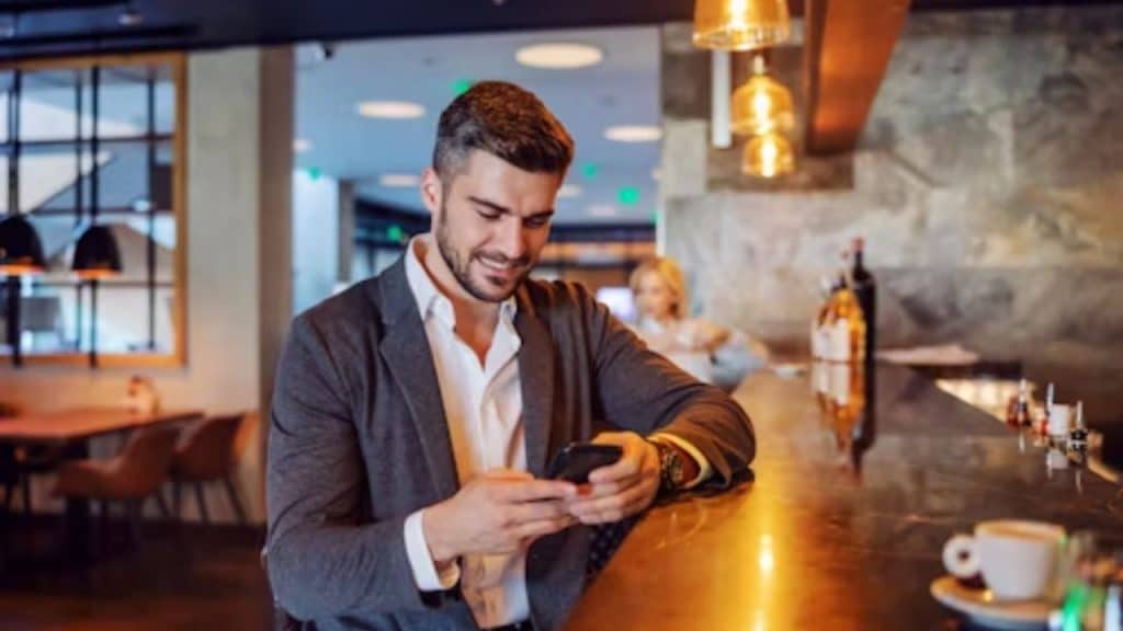 Man arriving earlier than the woman on a date