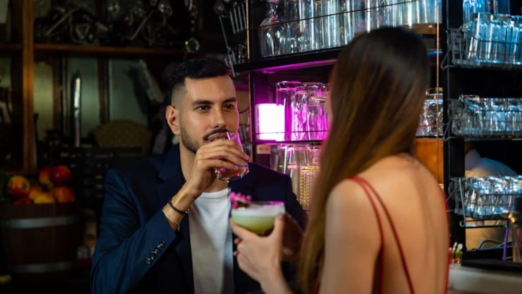 Man sipping a single drink in moderation during the date